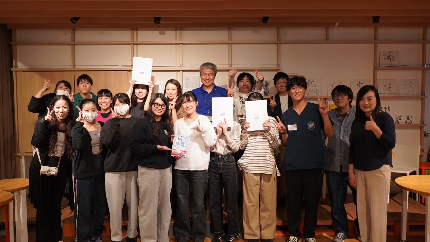 ナースカフェVol.2の集合写真。参加した学生と谷田病院のスタッフ、かず学長
